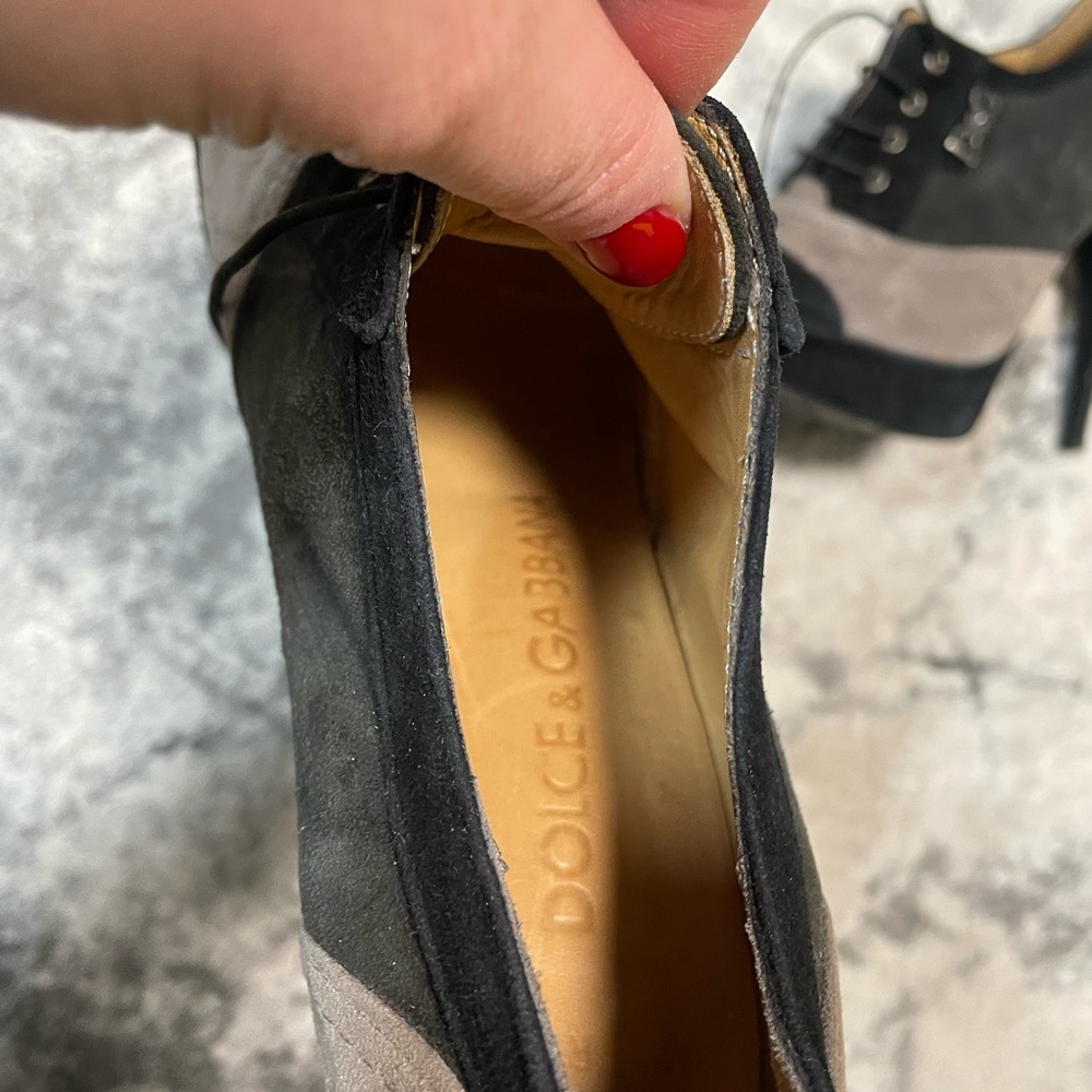 D&G Women's Black and Tan Heeled Oxfords - Picture 3 of 4